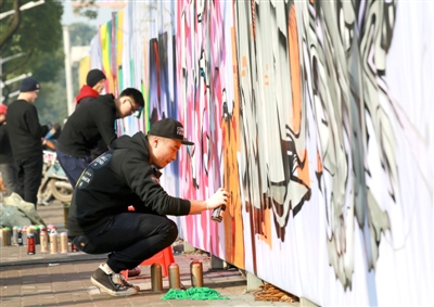 江南城區(qū)臨沅路上，涂鴉愛好者正在進(jìn)行街頭涂鴉藝術(shù)創(chuàng)作